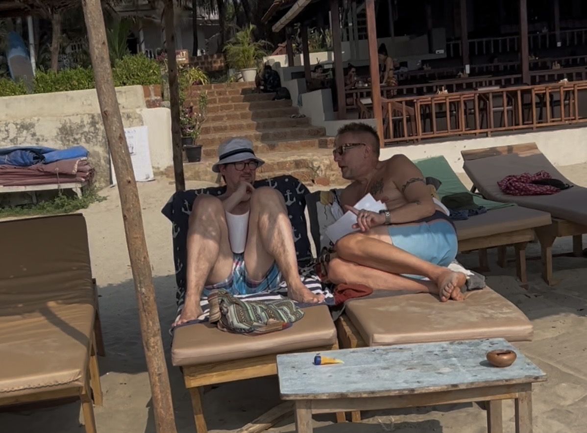 To mænd i samtale på Mandrem Beach, Goa